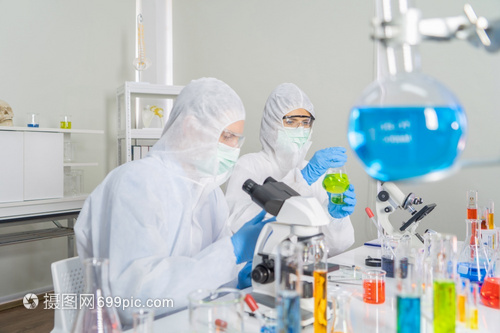 科學與共生的交響 一對西方夫婦在實驗室中追逐抗疫未來