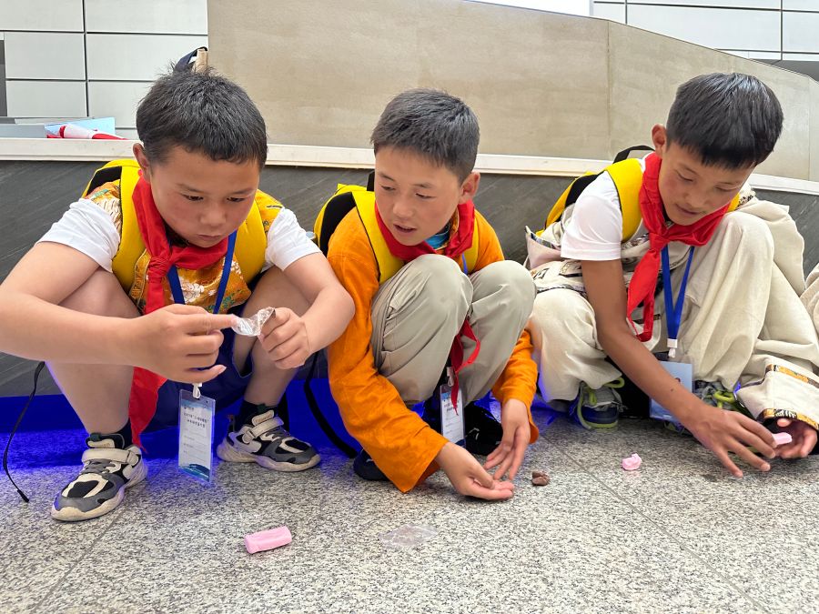 “三峽娃娃”認真地制作“美食”。黃欣拍攝